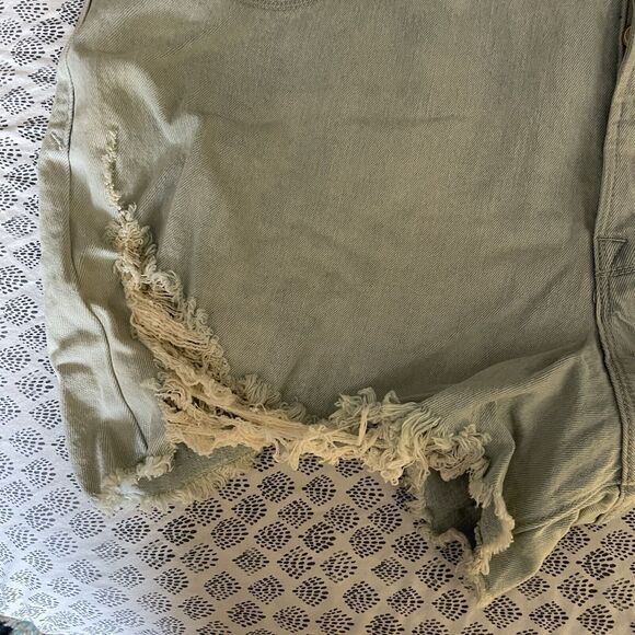 Good American The Bombshell Distressed Denim Shorts Sz 18 - Light Blue - Picture 4 of 10